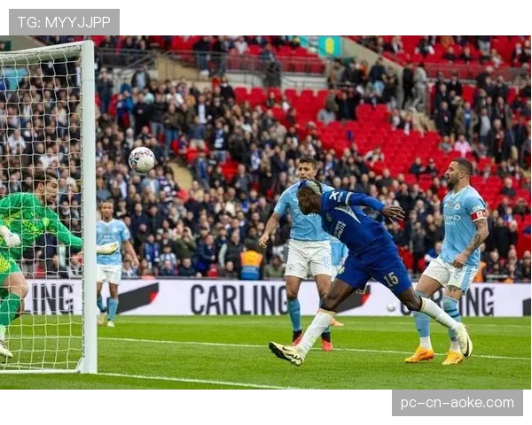 斯坦福桥雨战：曼城球迷高歌助威，蓝军主场气氛凝重